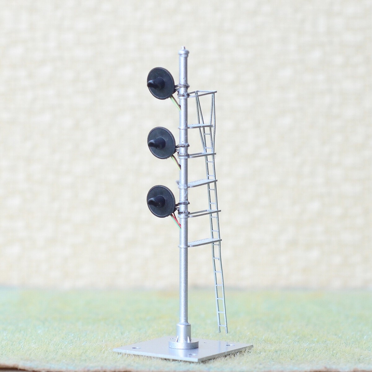 WeHonest HO Scale 3-Color Searchlight Signal - 2 Head Metal Block (Pre-Built) #UD2